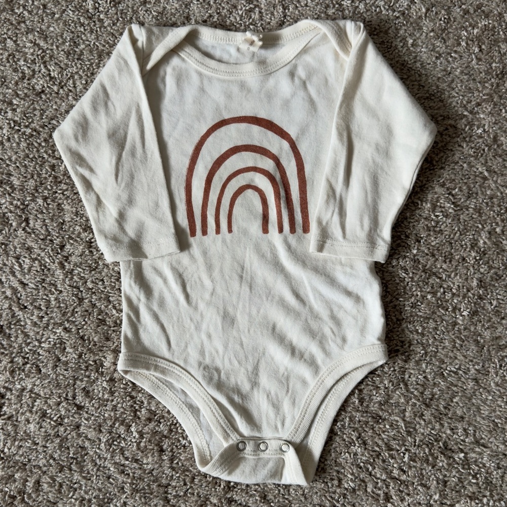 Tenth & Pine Organic cotton baby long sleeve Onesie rainbow bodysuit 6-12 months